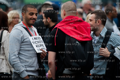 Gdansk. Dworzec Glowny PKP. Grupy zawodowych konikow...