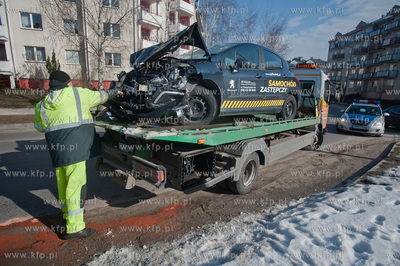 Gdansk. Ul. Piotrkowska. Zderzenie czolowe busa oraz...