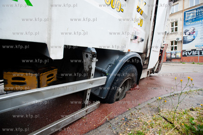Gdansk. Ul. Leona Miszewskiego. Smieciarka, ktora podczas...