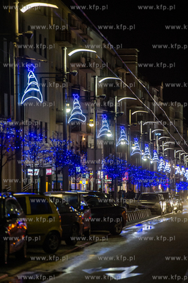 Gdynia. Swiateczne iluminacje na ul. Swietojanskiej...