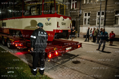 Gdansk. Dolne Miasto. Operacja ustawiania zabytkowego...