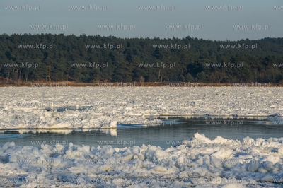 Skuta lodem Wisla na wysokosci przeprawy promowej w...