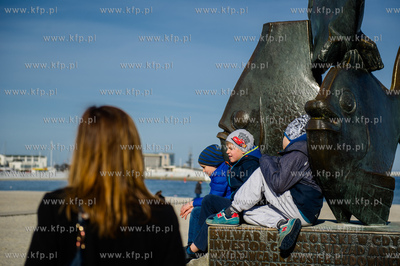 Gdynia. Plaza Miejska. Pierwszy prawdziwie wiosenny,...
