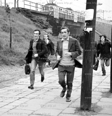 Pasazerowie biegna na przystanek kolejki elektrycznej...