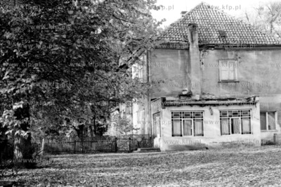 Stary dworek na rogu ul. Mysliwskiej i Bulonskiej w...