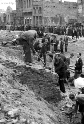Odgruzowywanie Gdanska ze zniszczen wojennych. 1946...