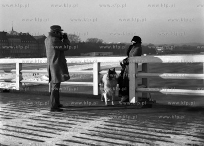 Pamiatkowe zdjecie na molo w Sopocie. 01.1972 styczen72_z.kosycarz_p38...