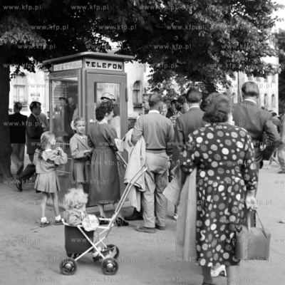 Kolejka do budki telefoniczmnej niedaleko wejścia...