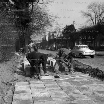 Praca przy układaniu chodnika. (lata60)
1968
0002280z
Fot....