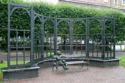 Laweczka - pomnik na Placu Wybickiego w Gdansku Wrzeszczu...