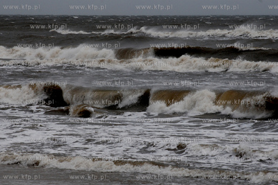 Sztorm na Baltyku. Nz. Fale dochodzace do 2 metrow...