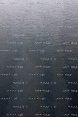 Baltyk. Plama oleju, o dlugosci 2 km, w okolicach Helu....