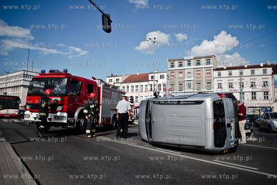 Zderzennie dwoch samochodow (zielonego BMW i srebrnego...