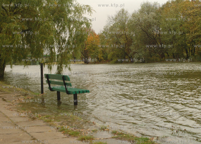 Elblag. Silny polnocny wiatr i opady deszczu spowodowawy...