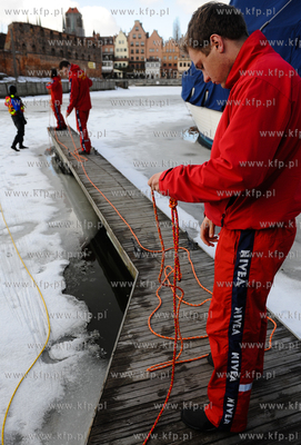 Gdansk. Przystan Jachtowa. Cwiczenia, na zamarznietej...