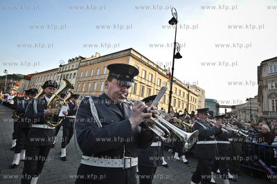 Kondukt pary prezydenckiej spod Palacu Prezydenckiego...