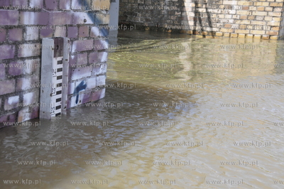 Wal w gminie Pelplin. Przygotowanie umocnien w przesiakajcym...