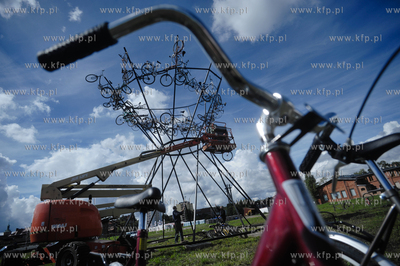 Montaz wielkiej instalacji autorstwa Roberta Rumasa...