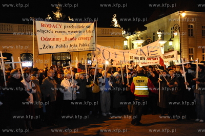 Warszawa. Pol roku po katastrofie w Smolensku pod Palacem...