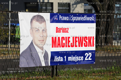 Niesciagniete plakaty wyborcze w Gdyni-Obluzu.
11.11.2011...