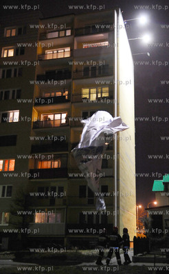 Gdansk. Silny wiatr zerwal baner reklamowy na bloku...