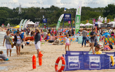 Sloneczna letnia pogoda sprzyjala wypoczynkowi na plazy...