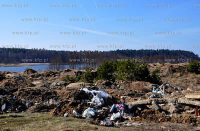 Koscierzyna. Nielegalne wyrobisko piachu i dzikie wysypisko...