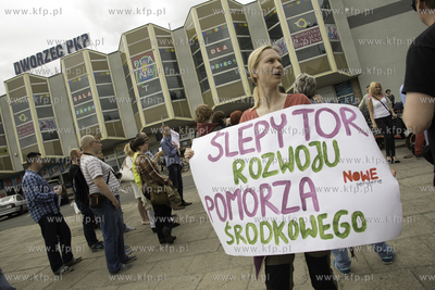 Protest mieszkancow Słupska przed dworcem PKP w sprawie...