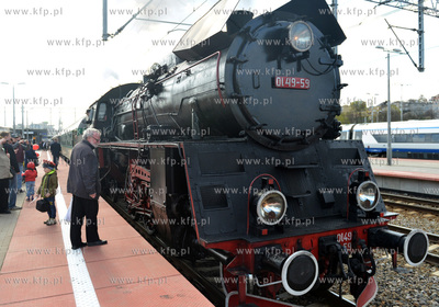 Przejazd pociagiem specjalnym, ciagnietym przez parowoz...