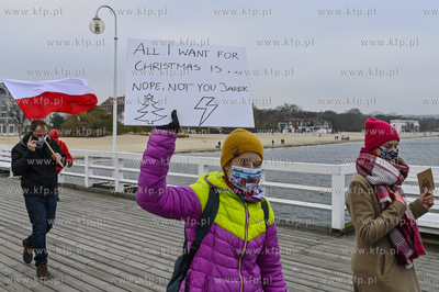 Sopot. Molo. Protest Kobiet po wydanym orzeczeniu Trybunalu...