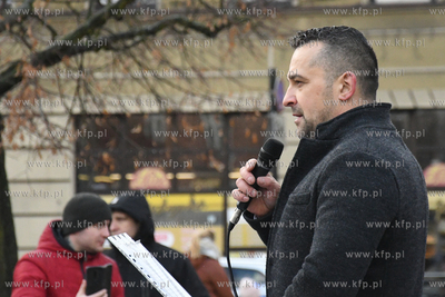 Około setki przeciwników szczepień i obostrzeń...