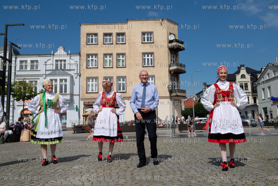 Dzień Flagi Kaszubskiej w Kartuzach. Nz. zastępca...