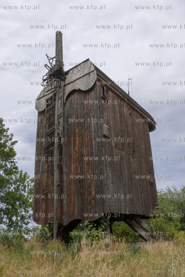 Zabytkowy, zbudowany w XVIII wieku drewniany wiatrak...