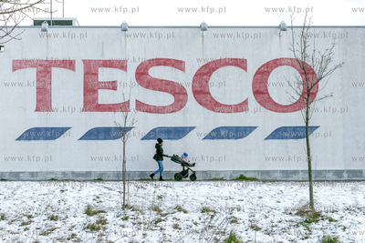 Hipermarket Tesco przy ulicy Ignacego Domeyki w Pruszczu...