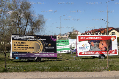 Mobilne reklamy stojące na skrzyżowaniu ulic PCK...