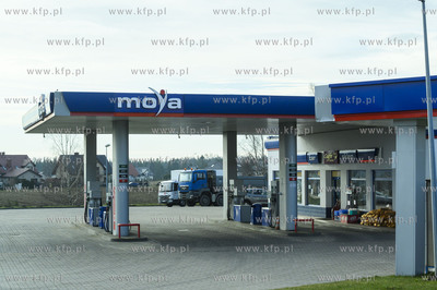 Karczemki, wieś na Kaszubach. Nz. Stacja benzynowa...