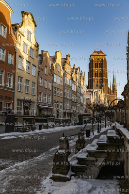 Gdańsk w zimowej aurze. Nz. Ul. Piwna opruszona śniegiem.06.02.2021...
