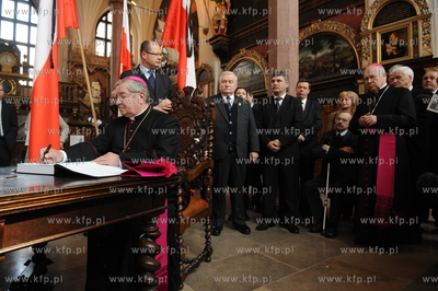 Po katastrofie lotniczej, w ktorej zginela m.in. para...
