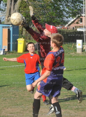 Mlodzi pilkarze na boisku w Sulminie. Mecz pilkarski...