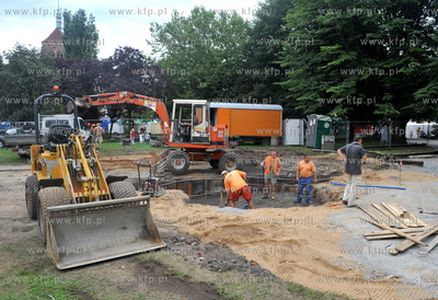 Gdansk. Skwer przy ul. Szerokiej. Prace pod budwe pomnika...