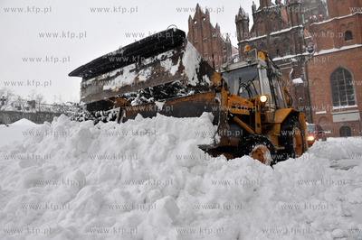 Gdansk. Odsniezanie chodnika przed kosciolem sw. Brygidy.
13.12.2010
fot....