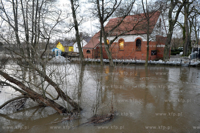 Wezbrane wody rzeki Radunia spowodowaly podtopienia...
