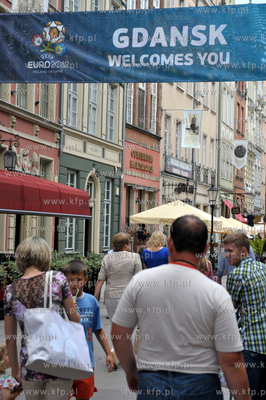 Gdansk, ul. Dluga. Baner zapraszajacy turystow do Gdanska...