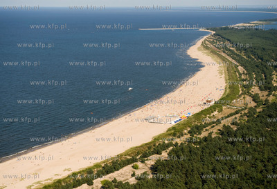 Zdjecia lotnicze plazy w Gdansku Stogach. W oddali...