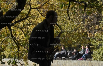 Park Oliwski w Gdansku Oliwie.  Saksofonista gra w...