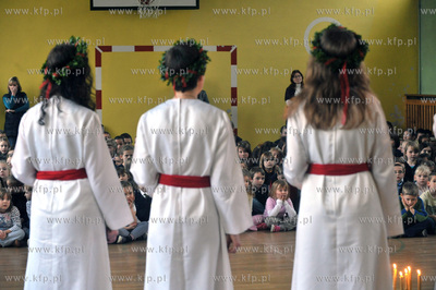 Orszak sw. Lucji odwiedzil Szkole Podstawowa nr 14...