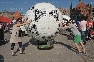 Pamiatkowe zdjecie przy ogromnych pilkach ustawionych...