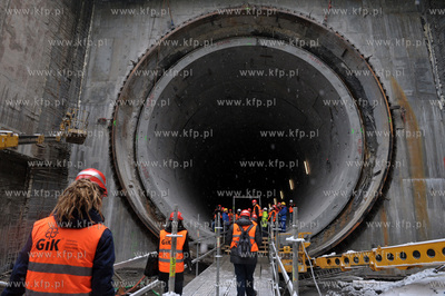 Zakonczona pierwsza nitka tunelu pod Wisla zostala...