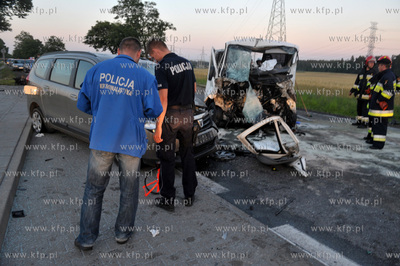 Wypadek czterech samochodow w tym ciezarowego i dostawczego...