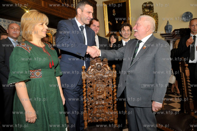 Dwor Artusa. Prezydent Lech Walesa wreczyl przyznawana...